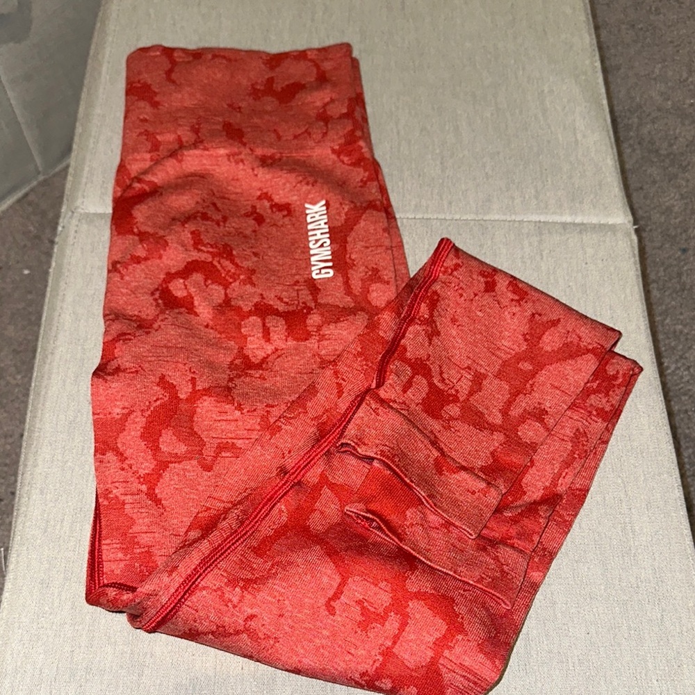 gymshark adapt red camo seamless legging. scrunch butt. size small.
